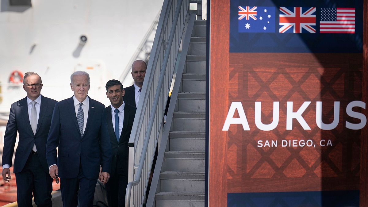 Az AUKUS országok vezető politikusai San Diegóban (középen Joe Biden amerikai elnök).
