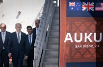 Ο Τζο Μπάιντεν, περιστοιχιζόμενος από τους πρωθυπουργούς της Αυστραλίας Άντονι Αλμπανέζι και της Βρετανίας Ρίσι Σούνακ