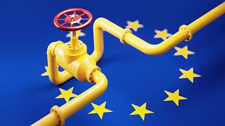 عکس تزئینی از پرچم اتحادیه اروپا و لوله انتقال گاز