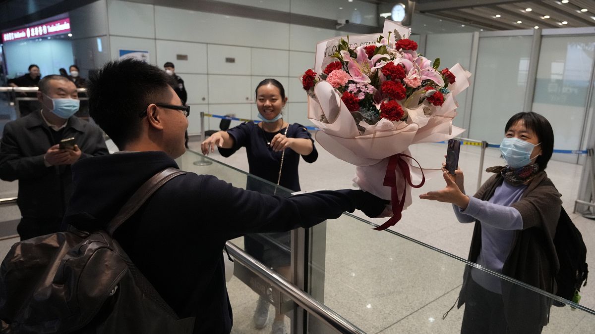 Blumen für Besucherinen am Pekinger Flughafen