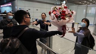 Blumen für Besucherinen am Pekinger Flughafen