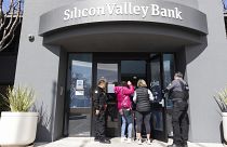  Silicon Valley Bank (SVB)  в Санта-Кларе (Калифорния), куда клиенты пришли, чтобы снять деньги,  13 марта 2023 года.