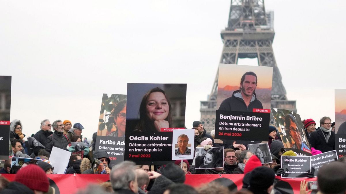 اجتماعی در پاریس برای درخواست آزادی شهروندان فرانسوی زندانی در ایران