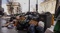 أكوام القمامة تتكدس في شوارع العاصمة باريس بسبب إضراب عمال النفايات