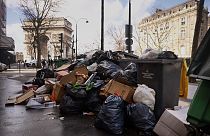 أكوام القمامة تتكدس في شوارع العاصمة باريس بسبب إضراب عمال النفايات