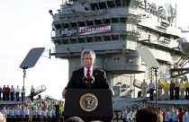 El Presidente George W. Bush habla a bordo del portaaviones USS Abraham Lincoln, frente a la costa de California, el 1 de mayo de 2003.