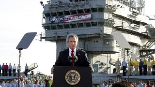 Il Presidente George W. Bush parla a bordo della portaerei USS Abraham Lincoln al largo della costa californiana il 1° maggio 2003