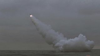 تُظهر هذه الصورة التي قدمتها حكومة كوريا الشمالية اطلاق صاروخ كروز من غواصة قبالة الساحل الشرقي لكوريا الشمالية، 12 مارس 2023