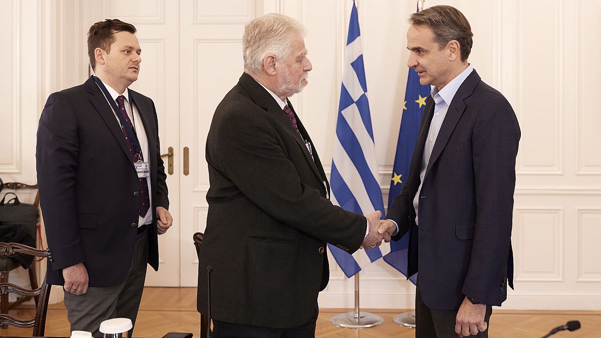 Ο πρωθυπουργός Κυριάκος Μητσοτάκης υποδέχεται τον σύμβουλο διοίκησης του ΟΣΕ, Παναγιώτη Τερεζάκη, στη σύσκεψη για την επανεκκίνηση των σιδηροδρόμων,