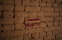 Επιγραφή στο Κίεβο που λέει «προς καταφύγιο»
