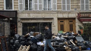Cumuli di rifiuti nelle strade di Parigi