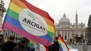 پرچم همجنسگرایان در مقابل واتیکان 