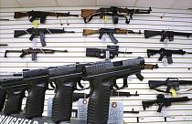 Fegyverek egy amerikai fegyverboltban 