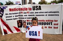 اعتراض مهاجران افغان در مقابل سفارت آمریکا در پاکستان به دلیل تعلل در بررسی مدارک پناهجویان توسط مقامات آمریکایی. عکس به تاریخ ۲۶ فوریه ۲۰۲۳.