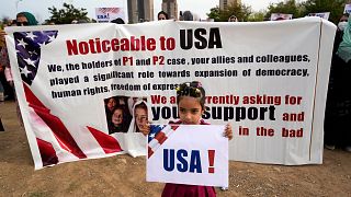اعتراض مهاجران افغان در مقابل سفارت آمریکا در پاکستان به دلیل تعلل در بررسی مدارک پناهجویان توسط مقامات آمریکایی. عکس به تاریخ ۲۶ فوریه ۲۰۲۳.