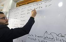 عمر فتوح يقوم  بتدريس فصل اللغة الألمانية في دمشق، سوريا-24 يناير 2023.