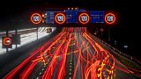 Une photo à longue exposition montre la circulation sur une autoroute à Francfort, Allemagne, le 06.10.2022.