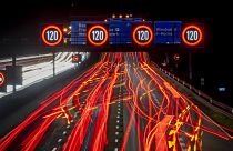 Una foto de larga exposición muestra el tráfico moviéndose a lo largo de una autopista en Frankfurt, Alemania.
