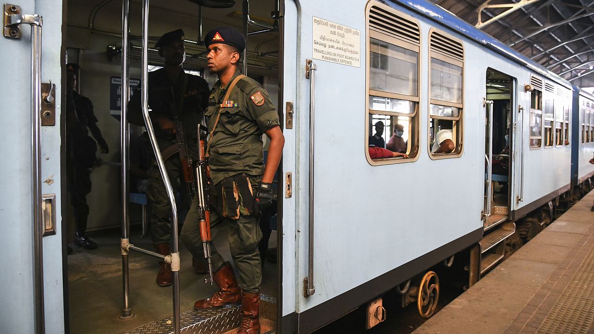 Un soldado monta guardia en un tren durante un día de huelga en Colombo, Sri Lanka.