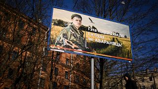 "Ez a mi földünk, és én meg fogom védeni!" - olvasható a belarusz plakáton 2023 februárjában, Minszkben