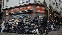 На тротуарах Парижа скопились до 7 тонн отбросов из-за забастовки мусорщиков против пенсионной реформы, 15 марта 2023 г.