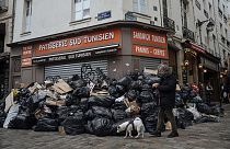Dejetos acumulam-se em Paris devido à greve dos trabalhadores de recolha do lixo.