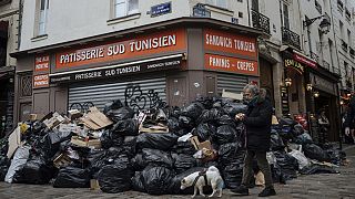Dejetos acumulam-se em Paris devido à greve dos trabalhadores de recolha do lixo.