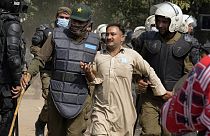 Pakistan'da Han destekçileri ve polis arasında çatışmalar sürüyor