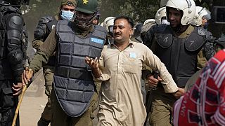 Pakistan'da Han destekçileri ve polis arasında çatışmalar sürüyor
