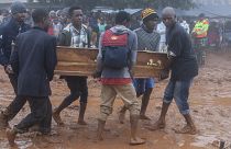 دفن جثث قتلى الإعصار في مالاوي