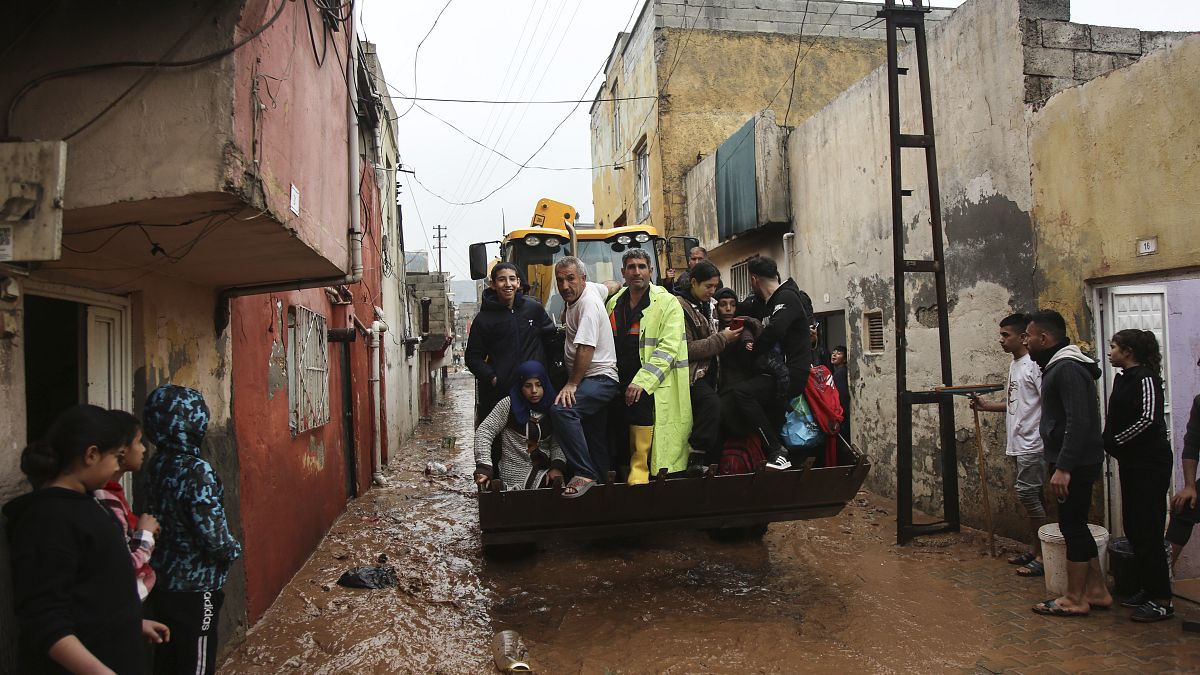 Inundações obrigaram à retirada de várias pessoas de acampamentos temporários.