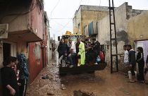 Menschen werden nach Überschwemmungen in der Provinz Sanliurfa in Sicherheit gebracht.