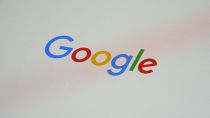 Le logo de Google sur un smartphone, le 28/02/2023