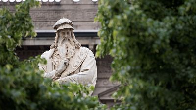 تمثال ليوناردو دا فنشي في مدينة ميلانو الإيطالية من عمل النحات الإيطالي بييترو ماغني