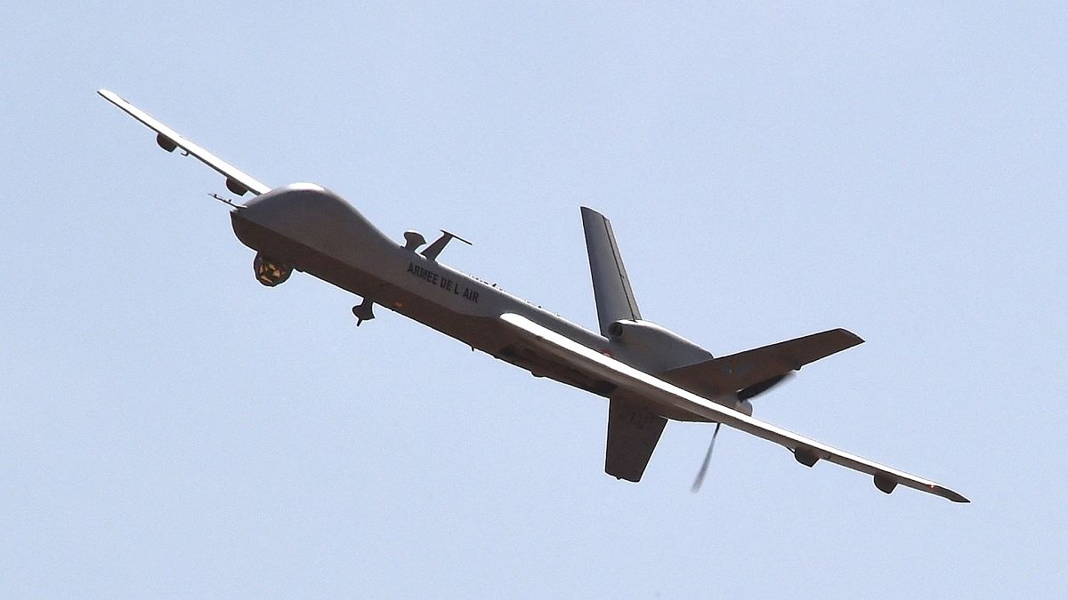 Un drone américain Reaper faisant partie du détachement aérien de l'opération Barkhane survole l'aéroport militaire nigérian Diori Hamani en 2015