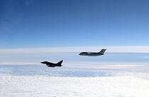 En esta foto facilitada por el Ministerio de Defensa, aviones de combate británicos y alemanes se movilizan para interceptar un avión ruso, 14/3/2023