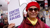 Una manifestante contra la jubilación a los 64 años