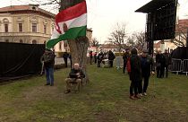 Férfi zászlóval Orbán Viktor beszéde előtt, Kiskőrösön