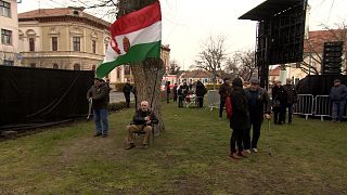 Férfi zászlóval Orbán Viktor beszéde előtt, Kiskőrösön