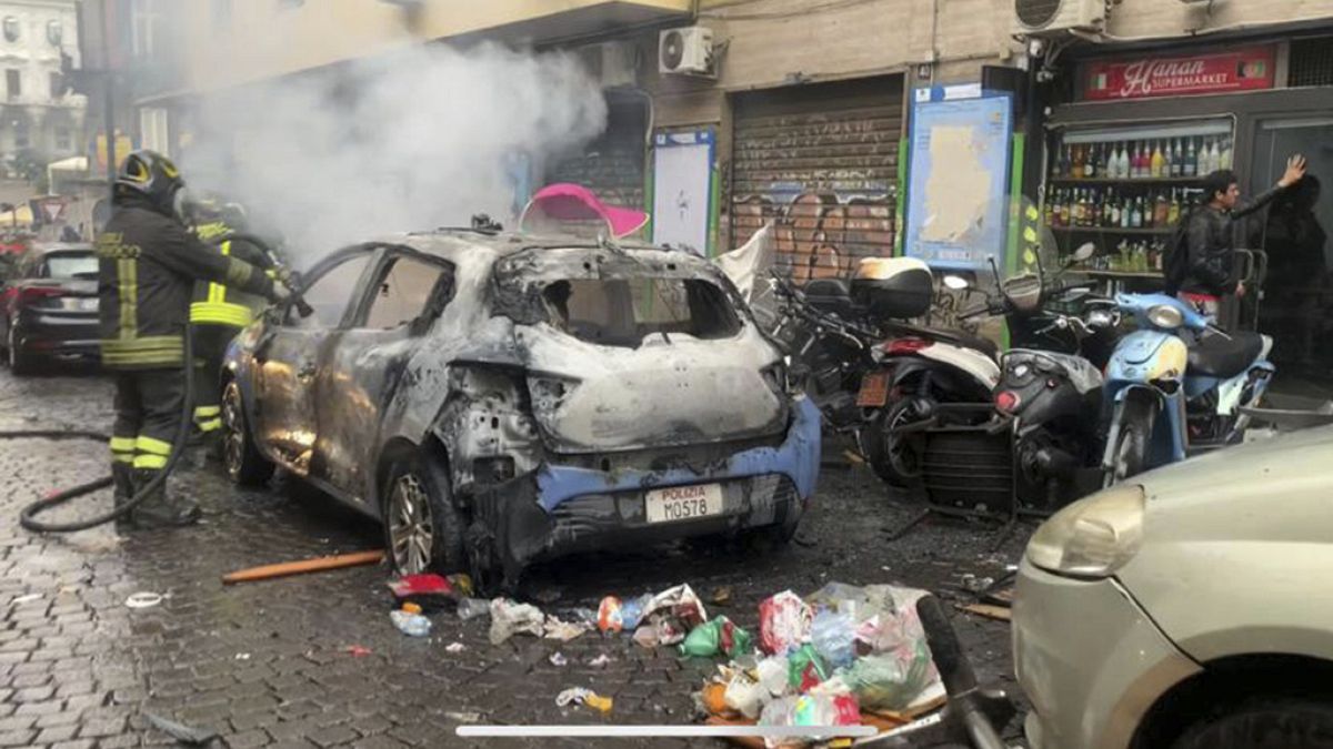 Mehrere Autos in Neapel brannten aus
