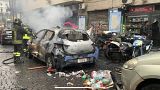 El coche de la policía italiana incendiado por los ultras del Eintracht de Fráncfort