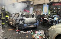 El coche de la policía italiana incendiado por los ultras del Eintracht de Fráncfort