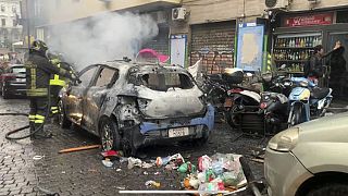 El coche de la policía italiana incendiado por los ultras del Eintracht de Fráncfort