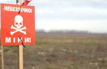 Panneau indiquant la présence de mines dans un champ de la région de Kherson dans le sud de l'Ukraine.