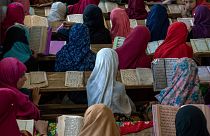 دختران افغان در حالی که در به تلاوت قرآن می‌پردازند؛ کابل افغانستان، اوت ۲۰۲۲