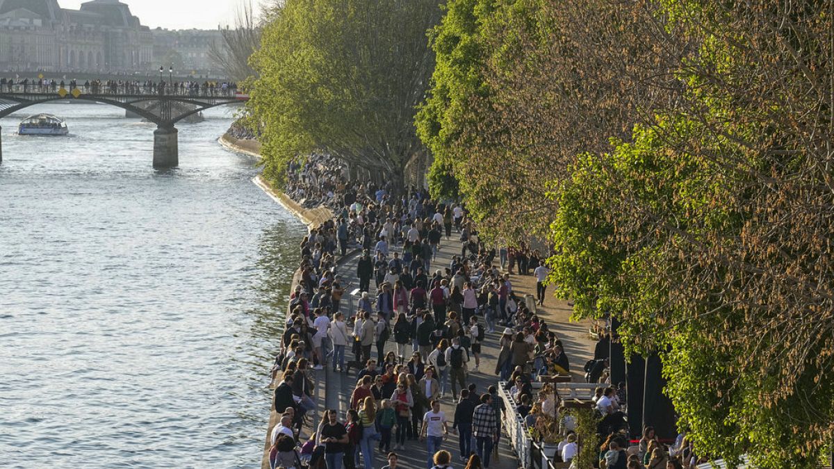 Imagen de uno de los paseos de París, junto al río Sena.