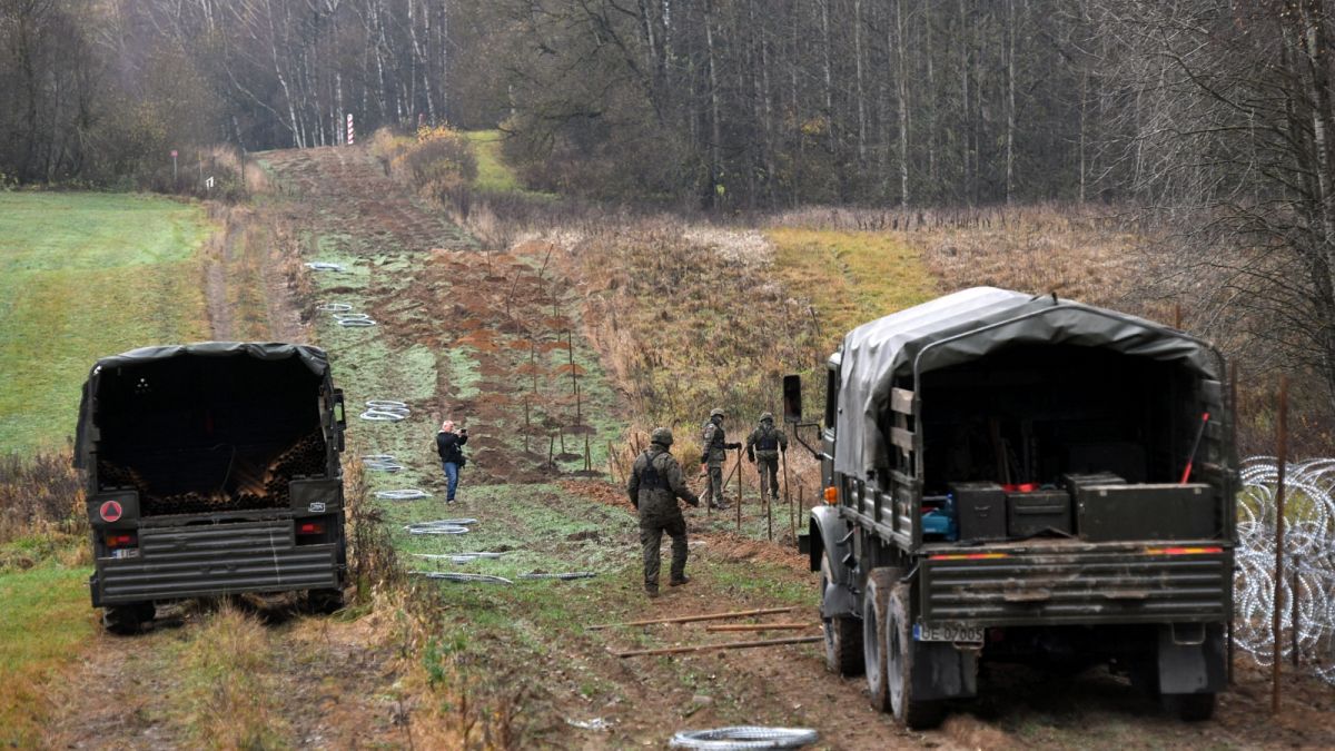 Lengyel katonák szögesdrót kerítést húznak fel az orosz határon, Wisztyniec-nél