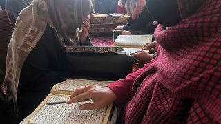 فتاة أفغانية تدرس في الكتاب في العاصمة كابل. 2023/01/20