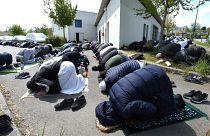 مسلمون يصلون خارج مركز أفيسين للثقافة الإسلامية في رين، غرب فرنسا 