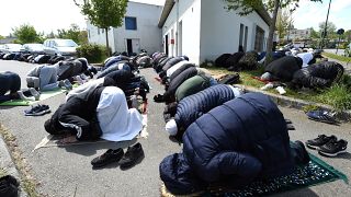 مسلمون يصلون خارج مركز أفيسين للثقافة الإسلامية في رين، غرب فرنسا 